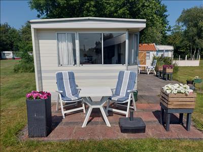 Caravan op Camping it Wiid in Earnewald, Friesland met uitzicht over het meer.